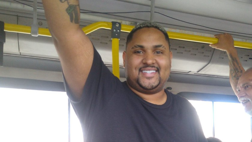 Dono de carro de R$ 1 milhão, Kevin o Chris explica por que andou de ônibus no Rio