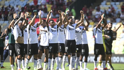 Botafogo vence o Flamengo por 2-0 no Maracanã e lidera o Brasileirão