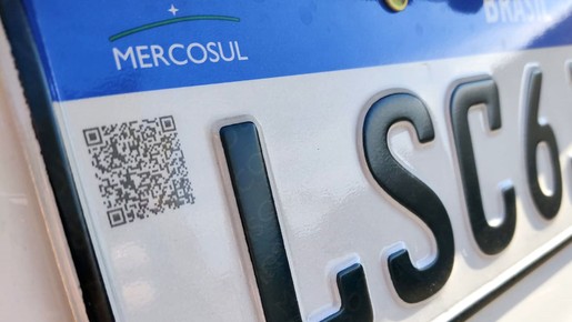 Motoristas gastarão com placas novas? Associação critica