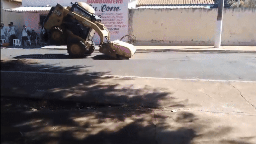 Funcionário é flagrado fazendo manobras com minicarregadeira em rua perto de escola; vídeo