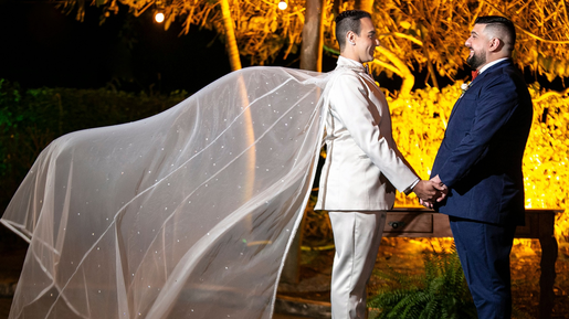 Noivo realiza sonho ao usar roupa com véu de 3.500 pedras em casamento