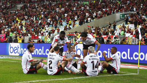 Flamengo massacra o Vasco em goleada histórica e é líder