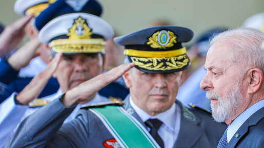 Com Lula, chefe do Exército cita defesa a ideais democráticos