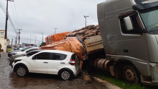 Carreta desgovernada faz 'strike' e acerta 11 carros no Maranhão; veja as imagens