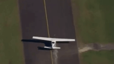 'Pouso milagroso': avião plana após desviar de casas