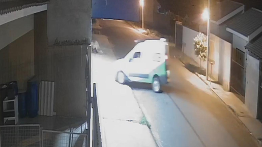 Homem furta ambulância de pronto-socorro e usa veículo para invadir mercado no Paraná; veja