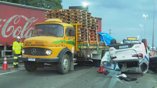 Carro capota em batida envolvendo motos e caminhão no Rio; Linha Amarela chegou a ficar fechada