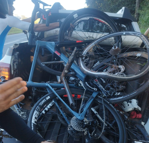 Van atropela 15 ciclistas em estrada de Minas Gerais
