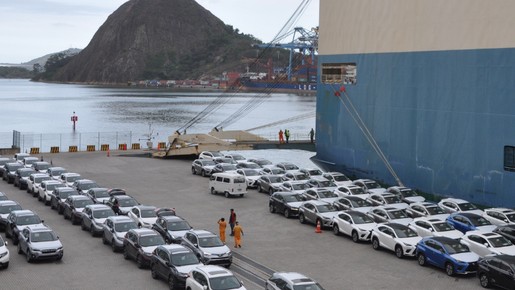 Brasil tem quase 50 mil carros parados em portos esperando licença de importação