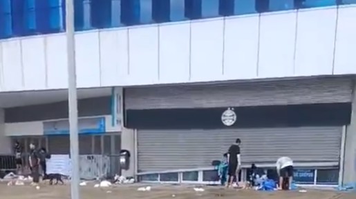 Arena do Grêmio é saqueada após inundação