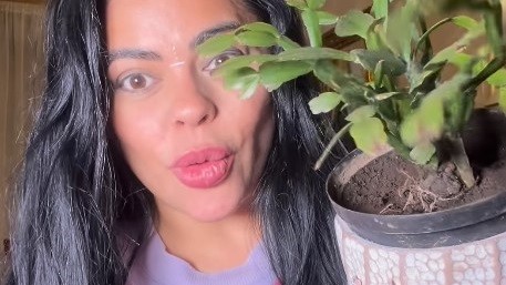 Cantora colombiana revela compulsão por comer terra durante crise de ansiedade