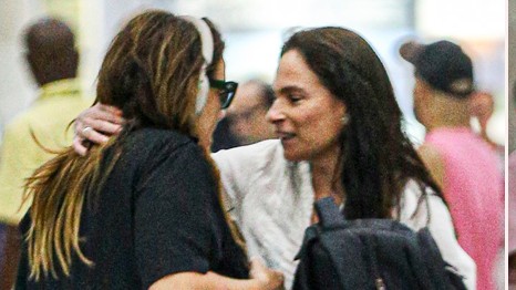 Ana Carolina troca carinhos com nova namorada em aeroporto do Rio; veja fotos