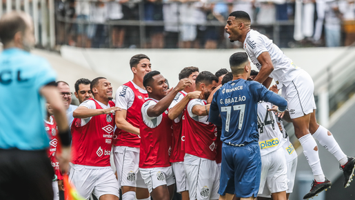 Santos goleia o Brusque e volta a liderar Série B