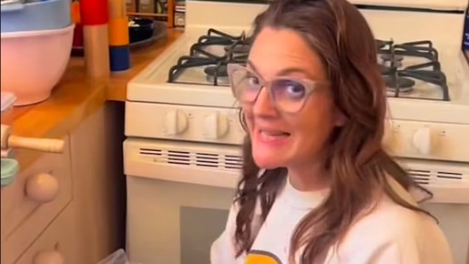 Drew Barrymore volta a surpreender fãs ao mostrar cozinha modesta: 'Humilde e limpinha'