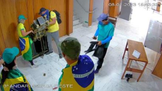 Relógio raro foi vandalizado em dois momentos durante ataque golpista ao Planalto, diz PF