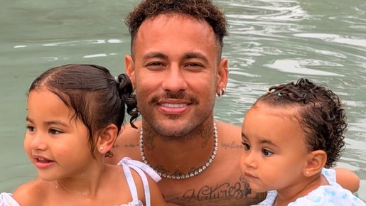 Neymar curte Dia das Crianças com família e amigos em mansão no RJ