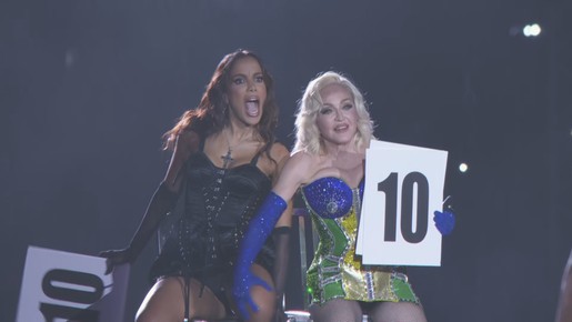 Anitta sobe ao palco de Madonna durante 'Vogue'