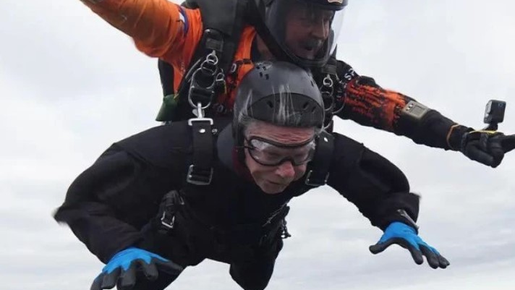 Idoso salta de paraquedas aos 106 anos e recupera recorde mundial; veja vídeo