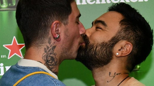Famosos beijam durante show histórico em Copa