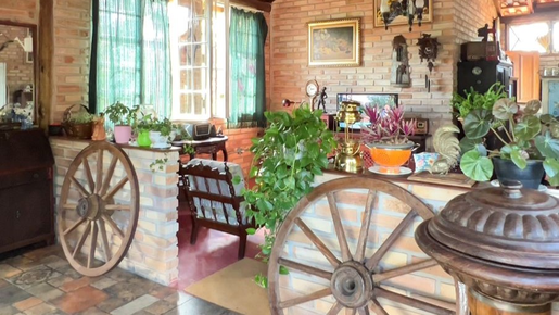 Casa em SP decorada apenas com móveis antigos viraliza na web; veja fotos