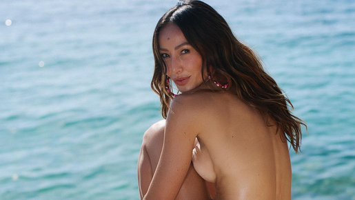 
Sabrina Sato surge de topless em ensaio fotográfico na praia: 'Bem comigo mesma'