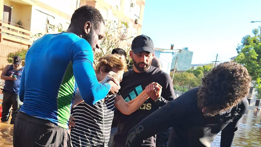 Sem treinos no Inter, Thiago Maia ajuda em resgate de barco