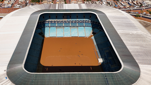 Arena do Grêmio vira piscina gigante; veja fotos do RS