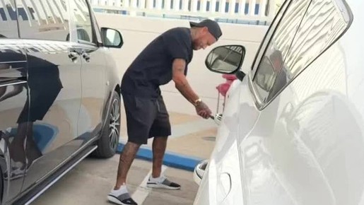 Neymar fura pneus do carro de colega de time em 'vingança'; veja vídeo