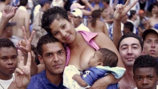 Conheça a mãe que viralizou há 16 anos por foto amamentando no Mineirão: 'Tão natural'