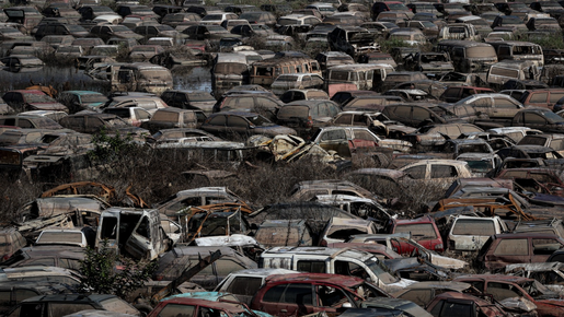 Fotos: depósito vira 'cemitério' de carros em Porto Alegre 