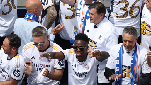 Real Madrid celebra título espanhol, e torcida canta: 'Vinicius, Bola de Ouro'