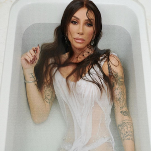 Maya Massafera posa com look transparente na banheira após transição de gênero