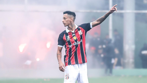 Considerado melhor jogador de várzea do Brasil, '01' virou sensação aos 29 anos e jogará Série B