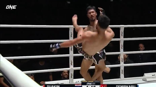 No ONE, tailandês acerta esquerda brutal e faz rival 'voar' no cage; assista ao vídeo