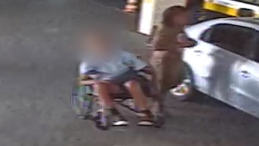 Vídeo: imóvel, idoso é retirado de carro e posto em cadeira