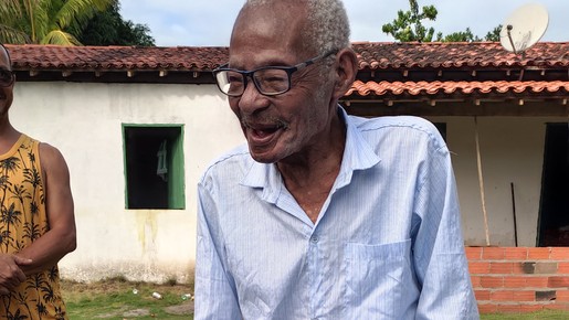 Idoso comemora aniversário de 116 anos na Bahia e filha entrega: 'Ainda cai na farra'