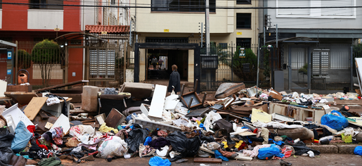Entulho e lixo tomam as ruas de Porto Alegre após água baixar; SIGA