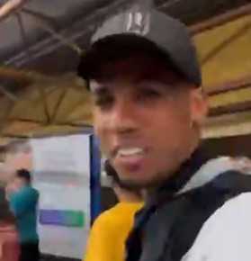 Zagueiro da Seleção vai a jogo do Corinthians de metrô e canta com torcida no trajeto; vídeo