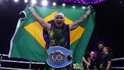 Bia Ferreira vence luta e se torna campeã mundial no boxe profissional