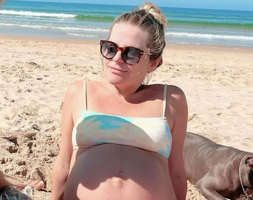 Gravidíssima, Vitória Frate curte praia em Portugal e mostra 'antes e depois' em biquíni