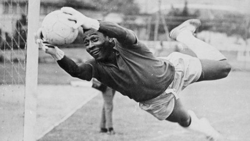 Rei da meta: Pelé foi goleiro quatro vezes na carreira e nunca levou um gol sequer