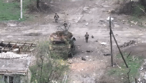 Soldados russos tentam remover mina antitanque e detonam o artefato; imagens fortes