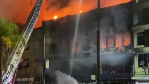 Incêndio mata 9 pessoas em pousada de Porto Alegre 