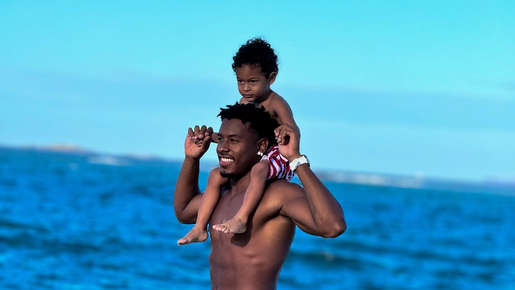 Paulo André encanta seguidores ao posar com o filho na praia: 'fofurômetro explodiu'