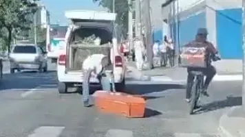 Vídeo mostra quando caixão cai do carro da funerária no meio da rua em São Gonçalo, RJ