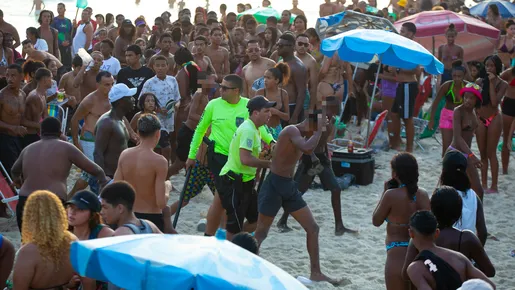 PMs são atacados por criminosos após furtos em série em praia do Rio; vídeo