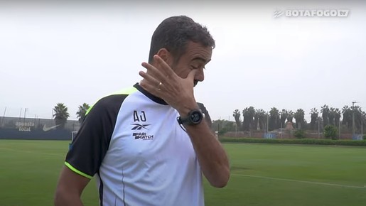 Técnico português do Botafogo chora ao ver mensagem do neto de 3 anos: 'Saudade'; assista