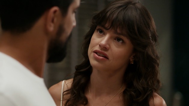 Ingrid beija Heitor e dá fora em Iuri