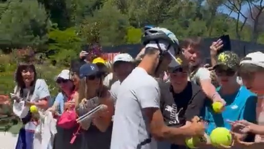 Após ser atingido por uma garrafa, Djokovic chega de capacete para dar autógrafos em Roma