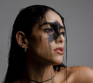 Modelo brasileira com pinta no rosto faz sucesso nas redes: 'Sou diferente e feliz'